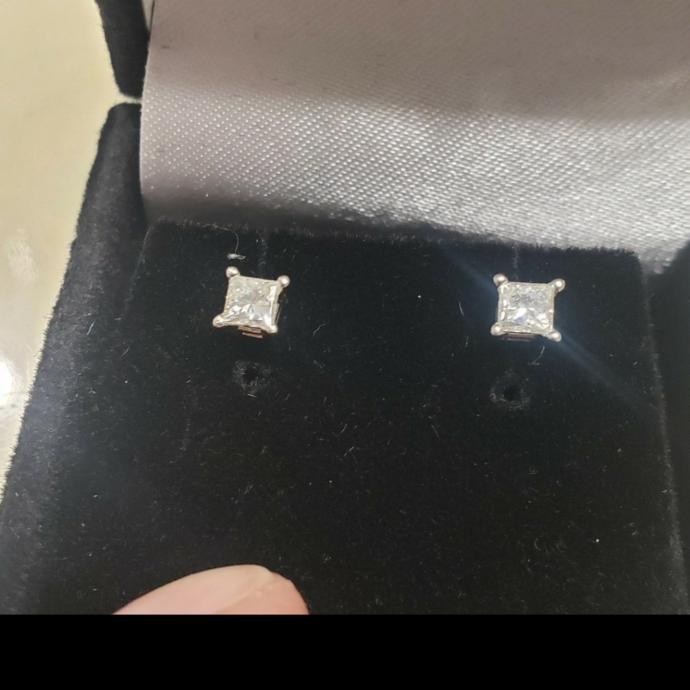 14k solid gold geniune diamond solitaire stud earings - Picture 1 of 9